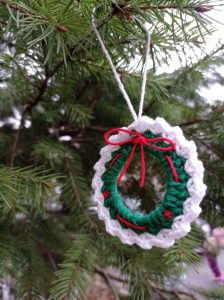Ornament croşetat de Crăciun pentru brad: coroniță